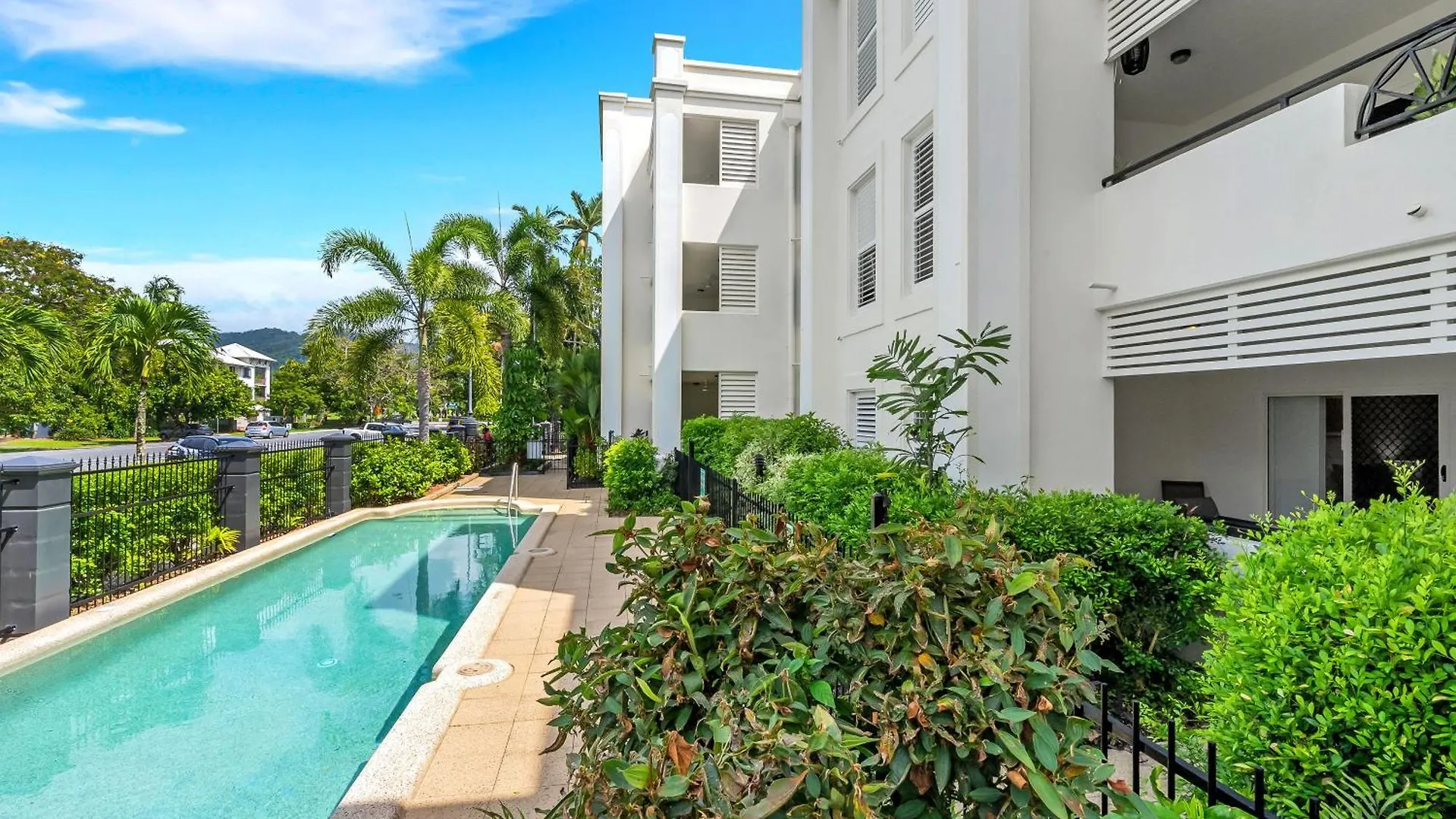 Cozy 3-Bedroom Oasis With Pool Access In Cairns Apartment