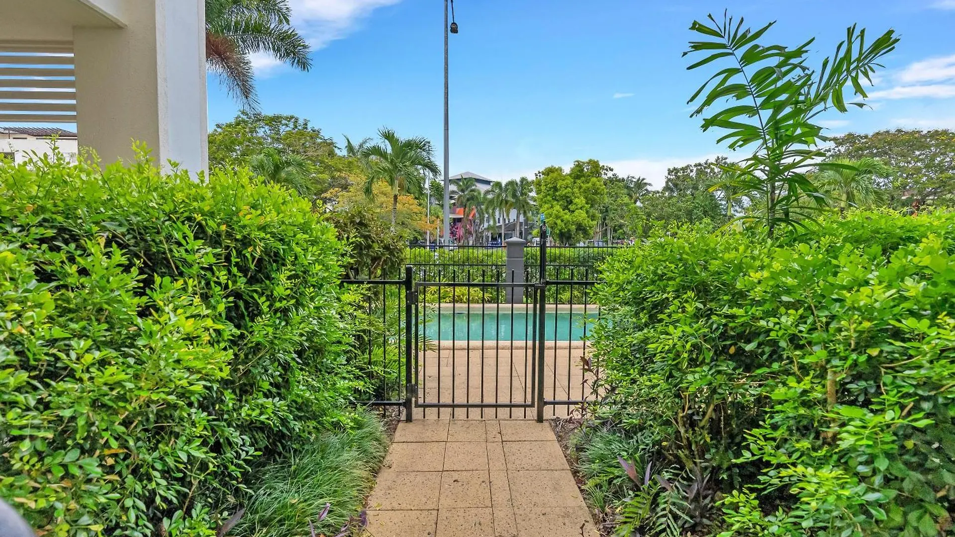 Cozy 3-Bedroom Oasis With Pool Access In Cairns