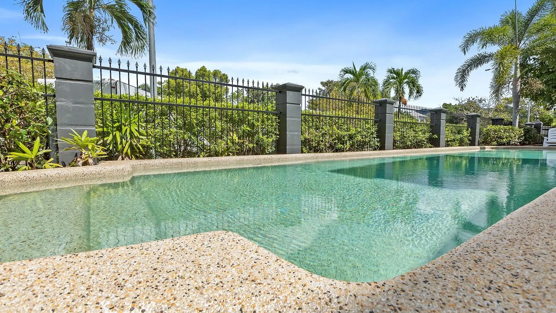 Cozy 3-Bedroom Oasis With Pool Access In Cairns