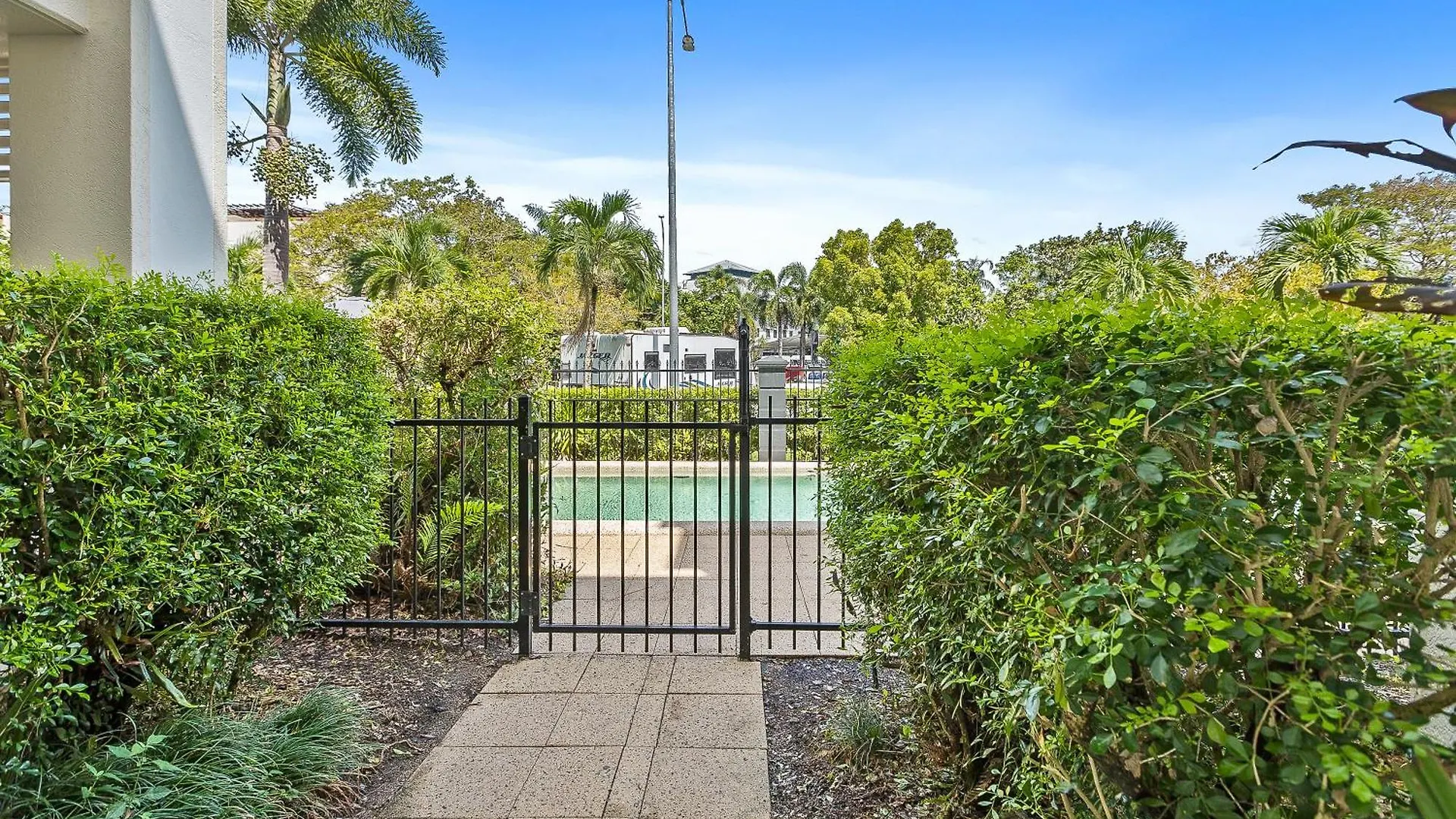 Cozy 3-Bedroom Oasis With Pool Access In Cairns Apartment