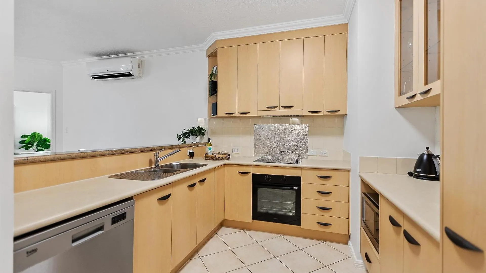 Cozy 3-Bedroom Oasis With Pool Access In Cairns