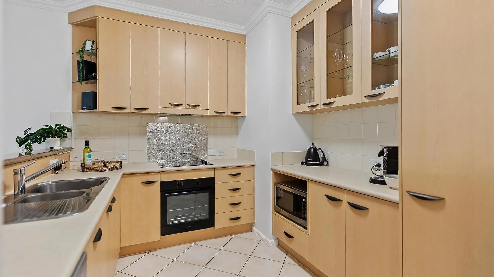 Cozy 3-Bedroom Oasis With Pool Access In Cairns 0*,