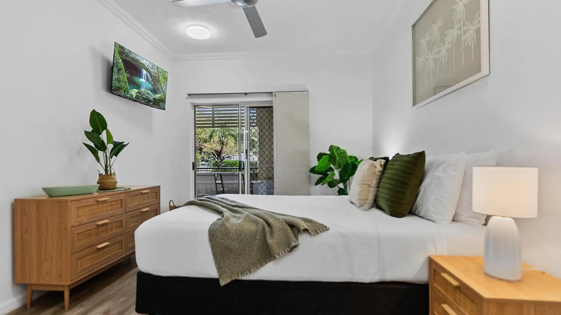 Cozy 3-Bedroom Oasis With Pool Access In Cairns Apartment