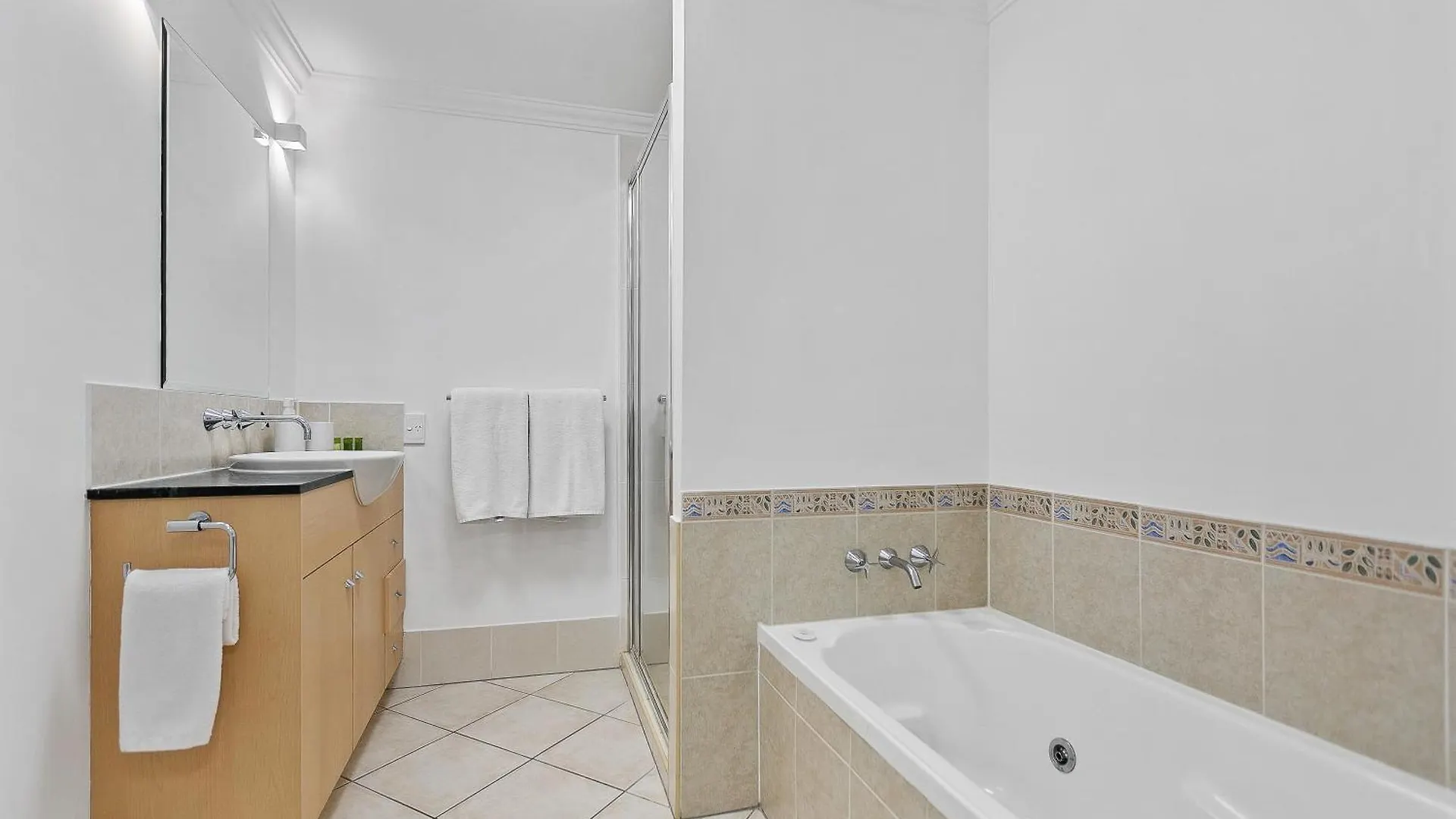 Cozy 3-Bedroom Oasis With Pool Access In Cairns Apartment